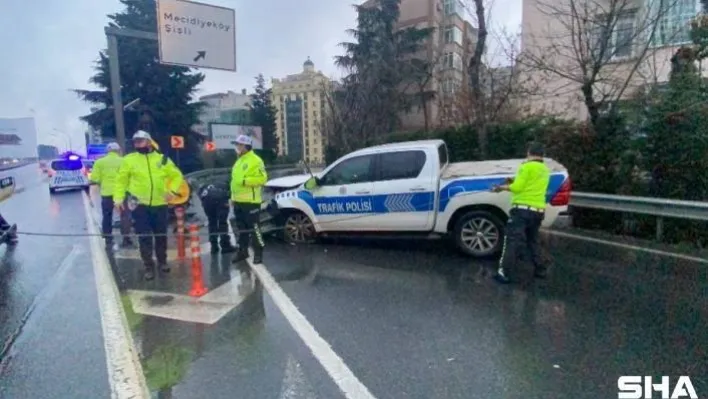 E-5 karayolunda polis aracı bariyerlere ok gibi saplandı: 2 yaralı