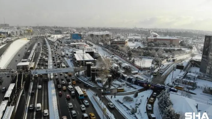 İstanbul trafiğinde kar manzaraları havadan görüntülendi