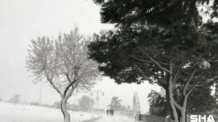 İstanbul'da kar etkisini artırdı, Çamlıca Tepesi'nde kar kalınlığı 20 santime ulaştı