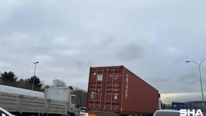 İstanbul'da yasağa uymayan ağır tonajlı araçlar trafiğe neden oluyor