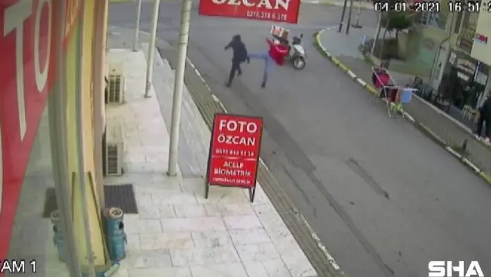 Kuyumcuya sahte altın veren şahsa motokuryeden uçan tekme kamerada