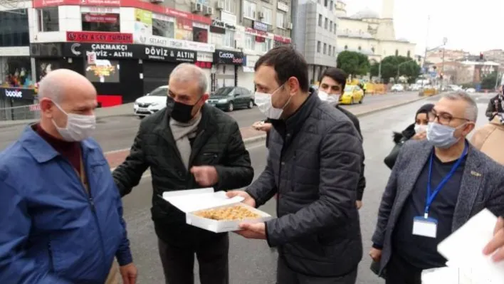 Maltepe'de sokağa çıkma kısıtlamasında vatandaşlar polise baklava ikram etti