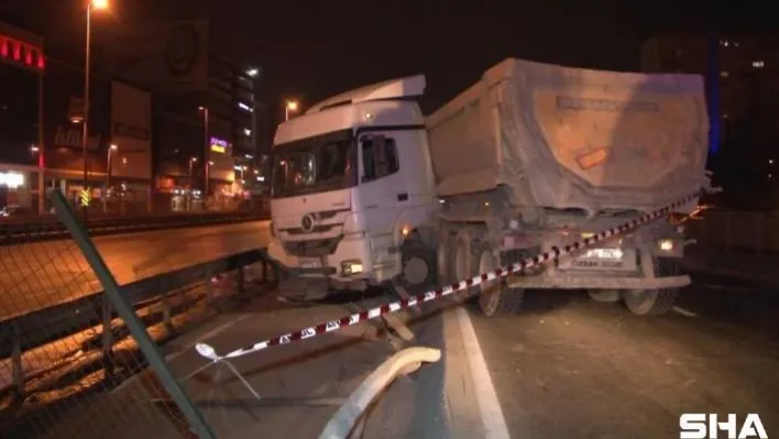 Otomobile çarpmamak için manevra yapan hafriyat kamyonu bariyerlere çarptı