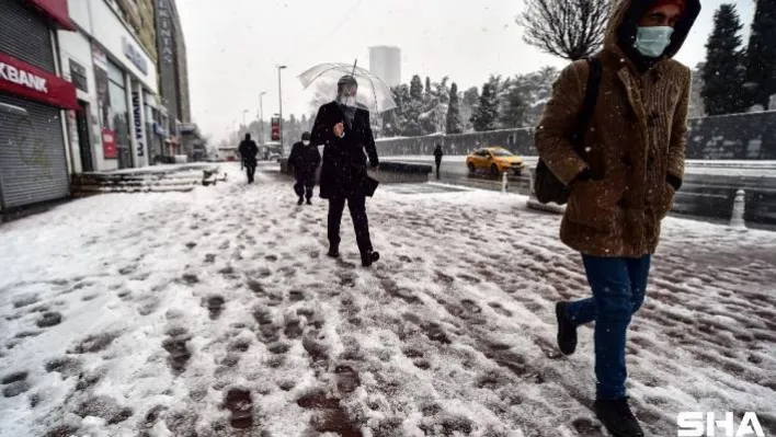 (Özel) Kar yağışını gören vatandaş: &quotAllah-u Teala bereketini veriyor&quot