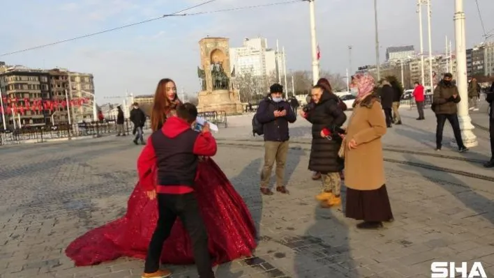 (Özel) Taksim'de gözler ona çevrildi, görenler dönüp tekrar tekrar baktı