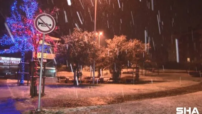 Sarıyer'de gece saatlerinde başlayan kar yağışı etkisini göstermeye başladı