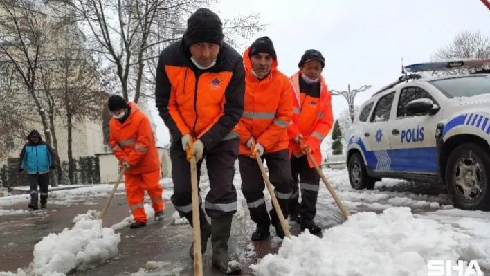 Sultangazi'de karla kaplı yolları ekipler açıyor