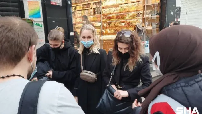 Turistlerin İstiklal'in orta yerinde yaptıkları pes dedirtti