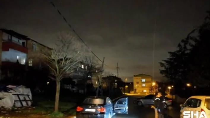 Tuzla'da bir kişi araç içinde silahla kafasına sıkarak kendini vurdu