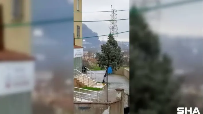 Tuzla'da fabrika bahçesinde yangın çıktı. Olay yerine çok sayıda itfaiye ekibi sevk edildi.