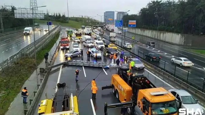 Yön tabelası yola devrildi, yoğun trafik oluştu