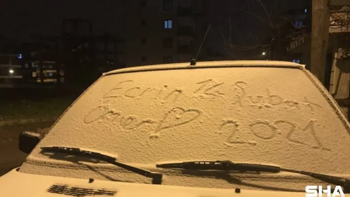 14 Şubat Sevgililer Günü'nü kar yağışıyla kutladılar