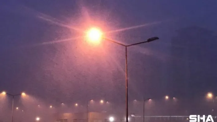 Beylikdüzü'nde şiddetli kar yağışı etkili oluyor