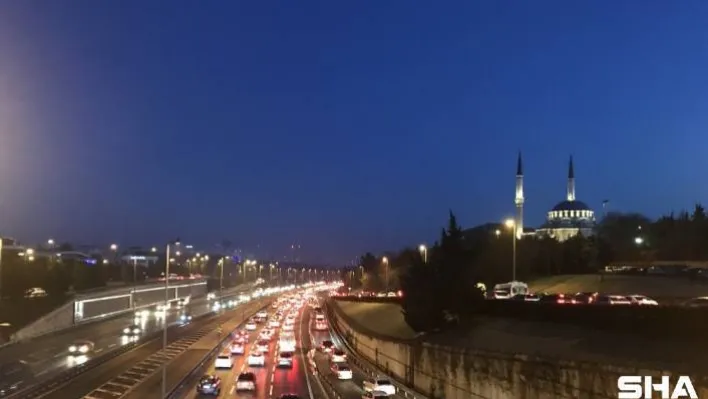İstanbul'da 56 saatlik kısıtlama sonrası 15 Temmuz Şehitler Köprüsü'nde trafik yoğunluğu