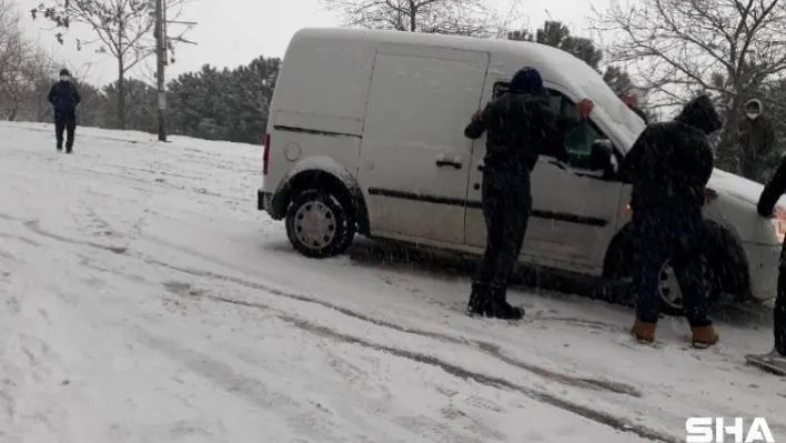 Karda kayan arabalarını böyle kurtarmaya çalıştılar