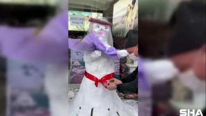 Kardan gelin yaptılar, takılan paralarla sokak hayvanlarına mama aldılar