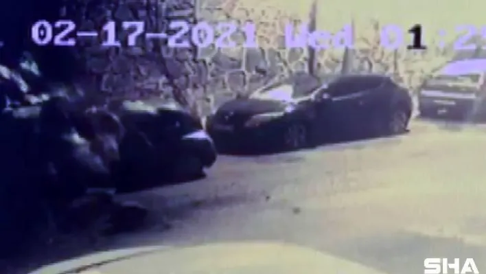 (Özel) Kağıthane'de istinat duvarı araçların üzerine çöktü