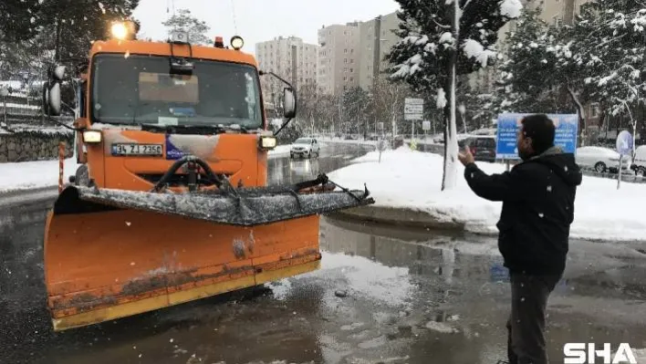 (Özel) Kar küreme  sürücüsünden pes dedirten tepki: &quotBelediyenin aracı bir şey olmaz, ben sana üzüldüm"