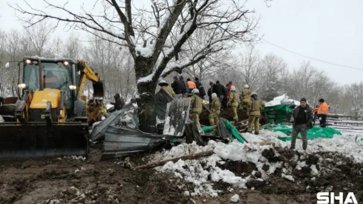Şile'de hayvanlar çöken ahırın çatısı altında mahsur kaldı
