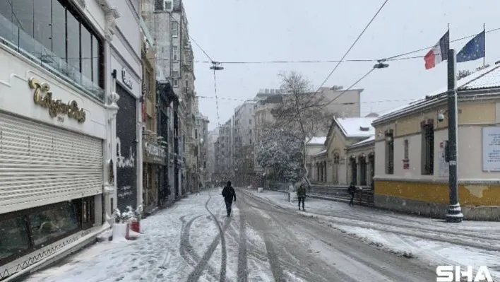 Taksim Meydanı beyaza büründü