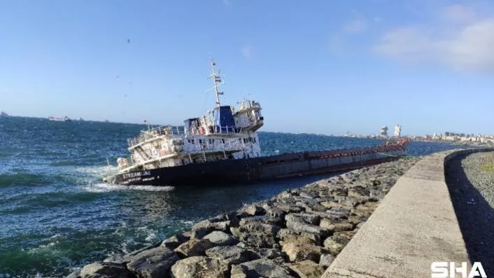 Zeytinburnu'nda karaya oturan gemi batmasın diye halatla taşlara bağlandı