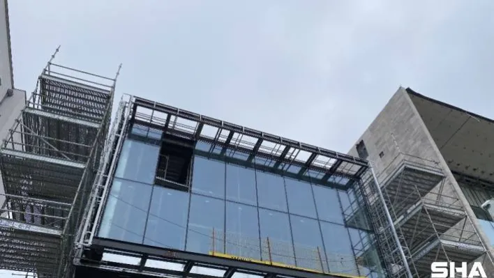 AKM'nin dış cephesi cam bölme ile kaplandı