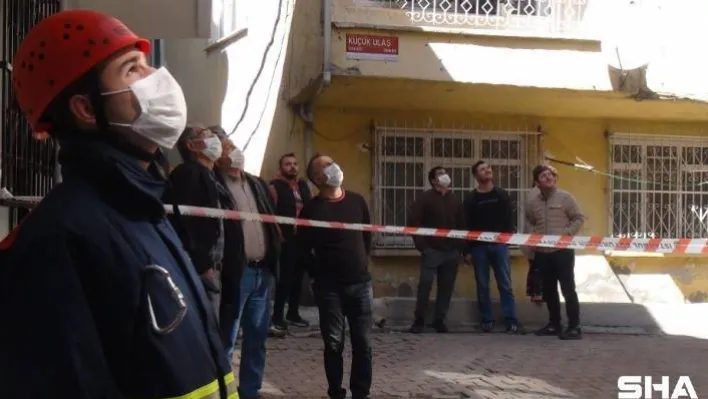 Beyoğlu'nda rüzgar nedeniyle binanın çatısındaki tuğlalar uçtu