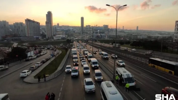 E-5'te servis minibüsü ile otomobil çarpıştı: 8 yaralı