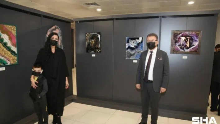 Eyüpsultanlı kadın sanatçıdan 'Reçinenin Renklerle Dansı' sergisi