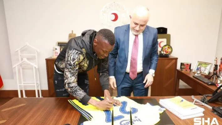 Fenerbahçeli golcü Mame Thiam'dan Kızılay'a işbirliği ziyareti