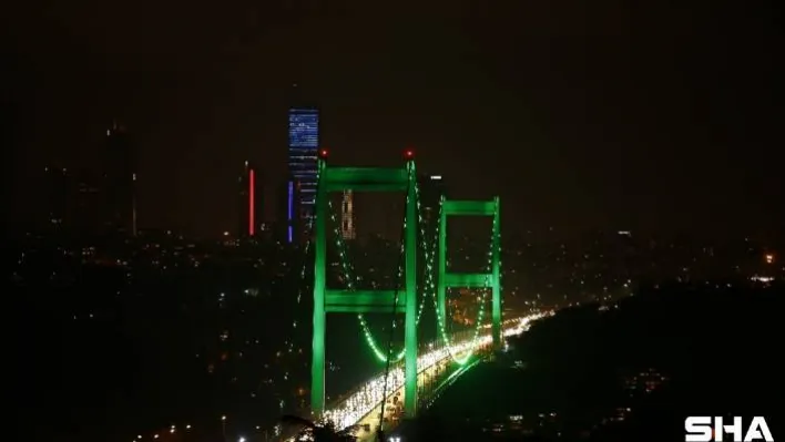 İstanbul'da köprüler yeşil renk ile aydınlatıldı