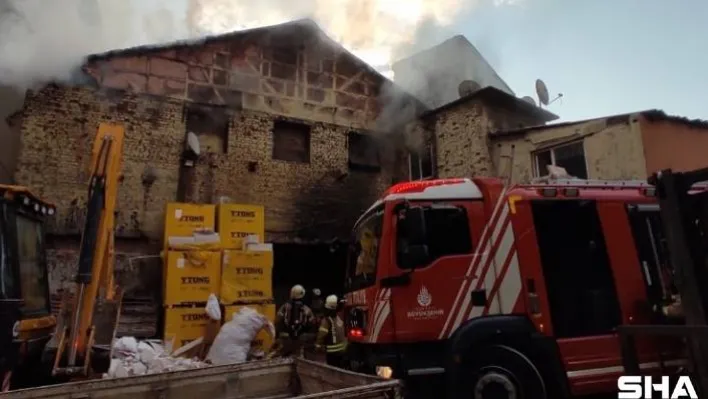 Kasımpaşa'da inşaat malzemesi deposunda çıkan yangın korkuttu