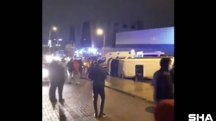 Küçükçekmece'de kaza yapan polis minibüsü yan yattı: 2 yaralı