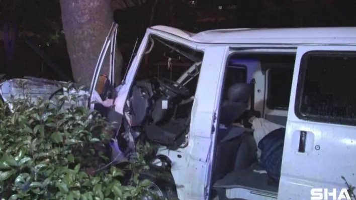 Maltepe sahil yolunda ağaca çarpan sürücü araç içinde sıkıştı