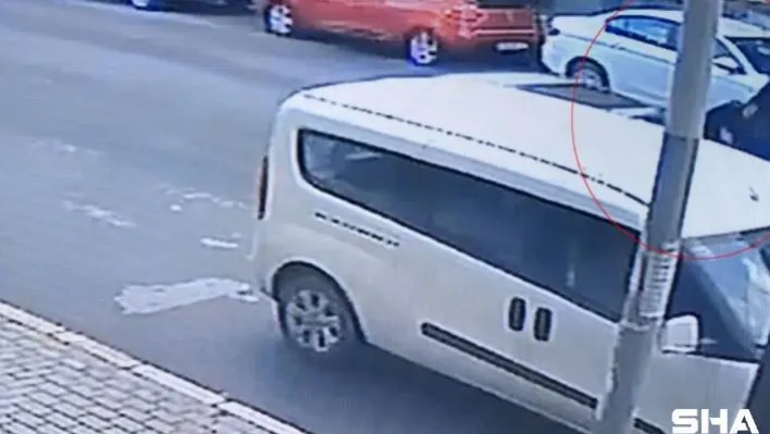 (Özel) Avcılar'da feci kaza, araba çarpan kadının havaya savrulması kamerada