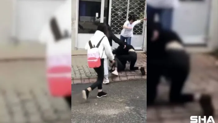 (Özel) Genç kızın yere yatırılıp tekme tokat dövüldüğü anlar kamerada