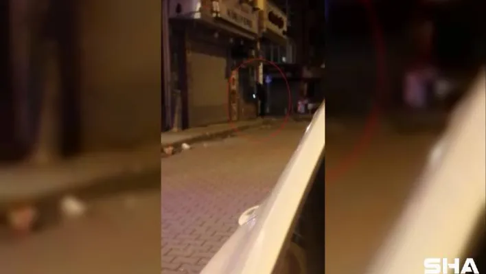 (Özel) İstanbul'da restorana girmeye çalışan hırsızın suçüstü yakalandığı anlar kamerada