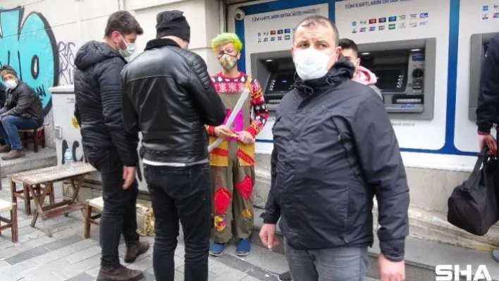(Özel) Taksim'de özçekim yaptırdığı turistleri para için tehdit eden palyaço gözaltına alındı