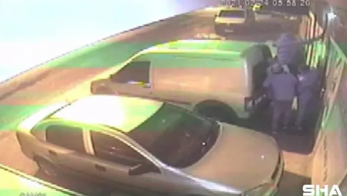 (Özel) Ümraniye'de dükkan soymaya çalışan 5 şüpheliye, mahalleliden su müdahalesi