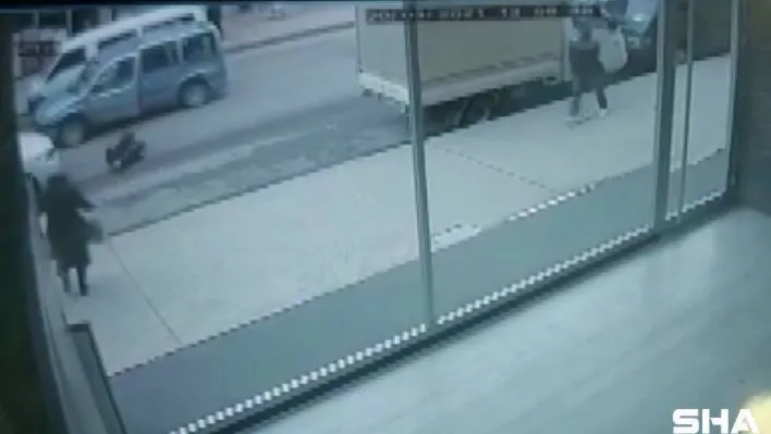 (Özel) Ümraniye'de yolun karşısına geçmeye çalışan kadına otomobilin çarpma anı kamerada