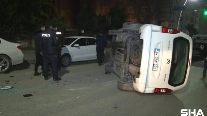 Sultangazi'de kontrolden çıkan ticari araç, otomobillere çarparak yan yattı