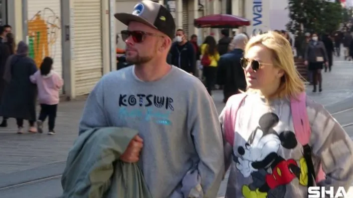 Taksim'de turistler maske ve sosyal mesafe kuralını hiçe saydı