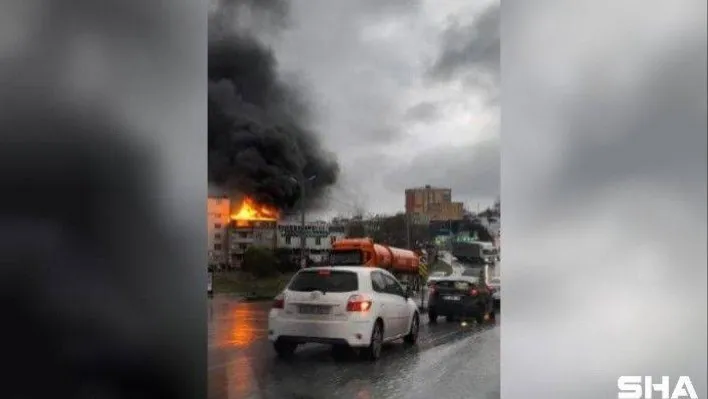 4 katlı binanın çatısı alev alev yandı