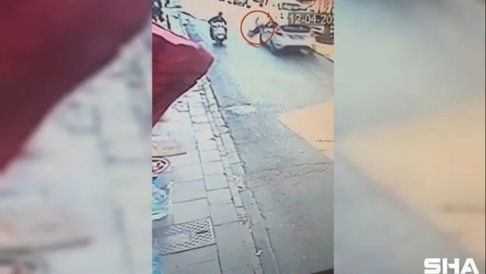 Esenler'de yola fırlayan çocuğu otomobilin çarptığı anlar kamerada