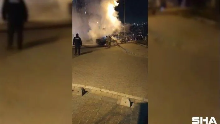 Esenyurt'ta benzin doldurulurken yanında sigara içilen araç alev topuna döndü