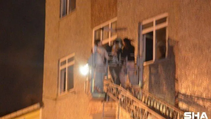 Gaziosmanpaşa'da 3 katlı binada korkutan yangın