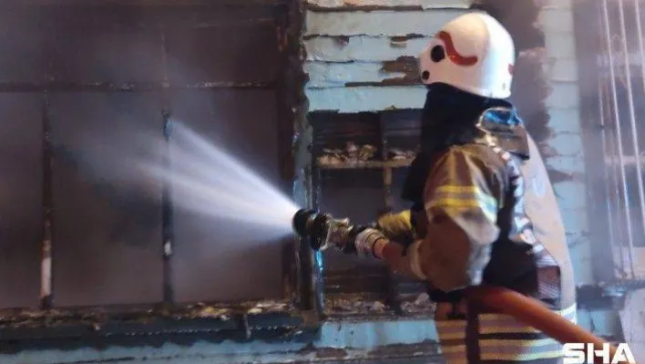 İki katlı ahşap bina yanarak kül oldu: 1 yaralı