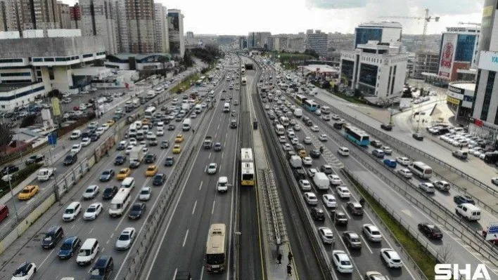 İstanbul'da hafta sonu kısıtlaması öncesi trafik yoğunluğu