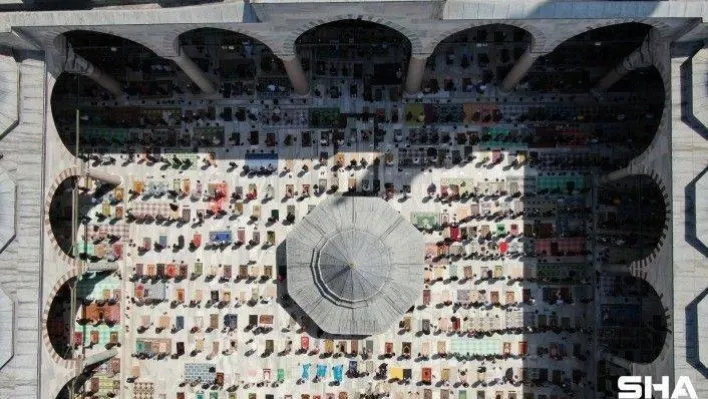 İstanbul'da tam kapanmada ilk cuma namazı kılındı