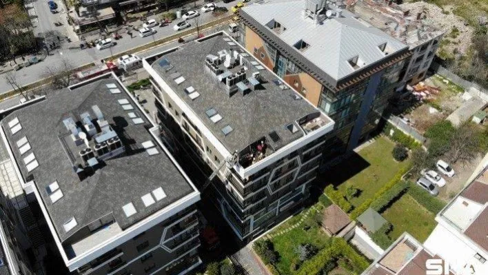 Kadıköy'de 5 katlı binanın teras katında çıkan yangında 3 kişi yaralandı